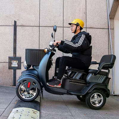 Vehículo eléctrico de cuatro ruedas para uso doméstico Scooter pequeño Vehículo eléctrico ajustable de tres plazas para adultos y ancianos para el ocio